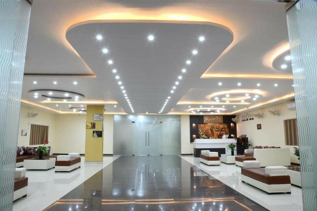 una hall con soffitto a forma di cuore in un edificio di HOTEL MARIYA INTERNATIONAL a Bodh Gaya