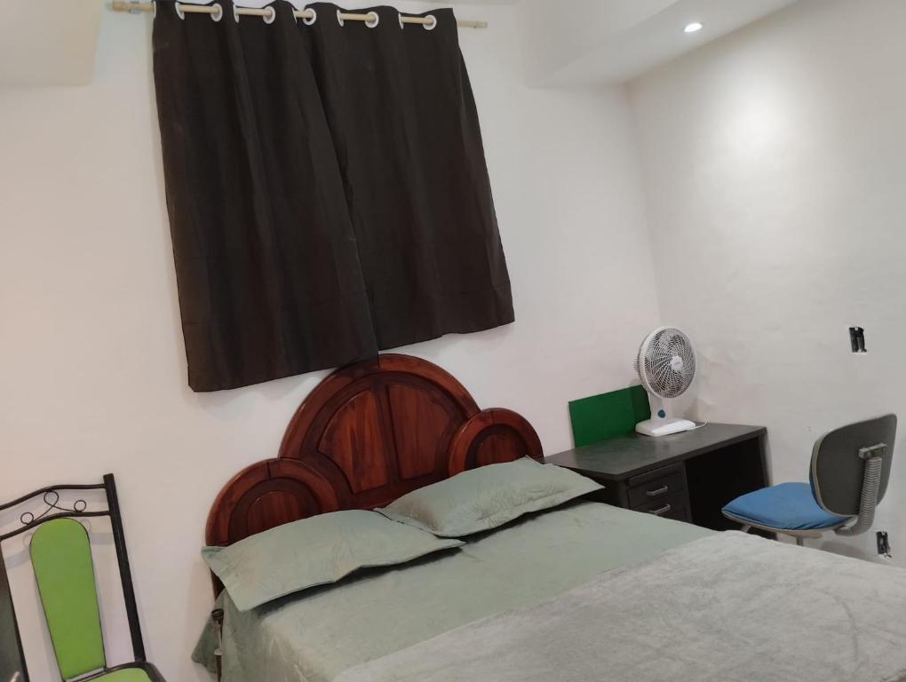 ein Schlafzimmer mit einem Bett und einem schwarzen Vorhang in der Unterkunft HC V Nova in Belo Horizonte