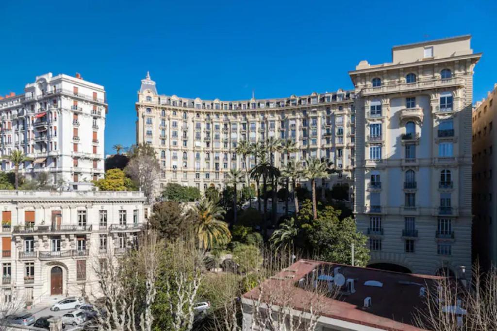 - une vue sur un grand bâtiment d'une ville dans l'établissement Nice Сentre 3 pièces 80m2 AC, à Nice
