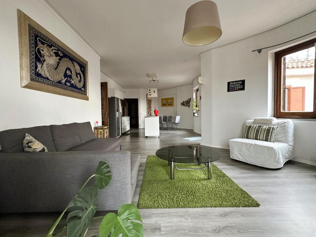 阿齊·卡斯特羅的住宿－Diego's House，客厅配有沙发和桌子