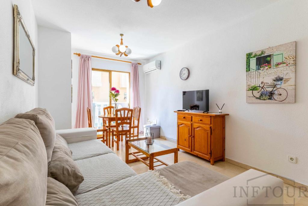 Televízia a/alebo spoločenská miestnosť v ubytovaní Inftour Medici Apartamento
