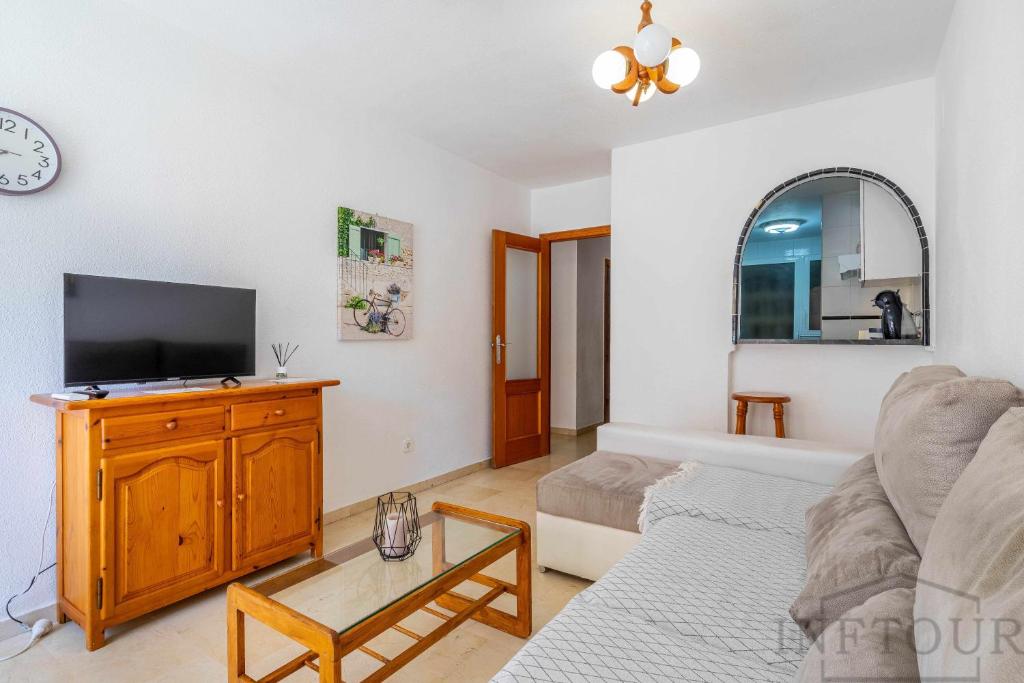Televízia a/alebo spoločenská miestnosť v ubytovaní Inftour Medici Apartamento
