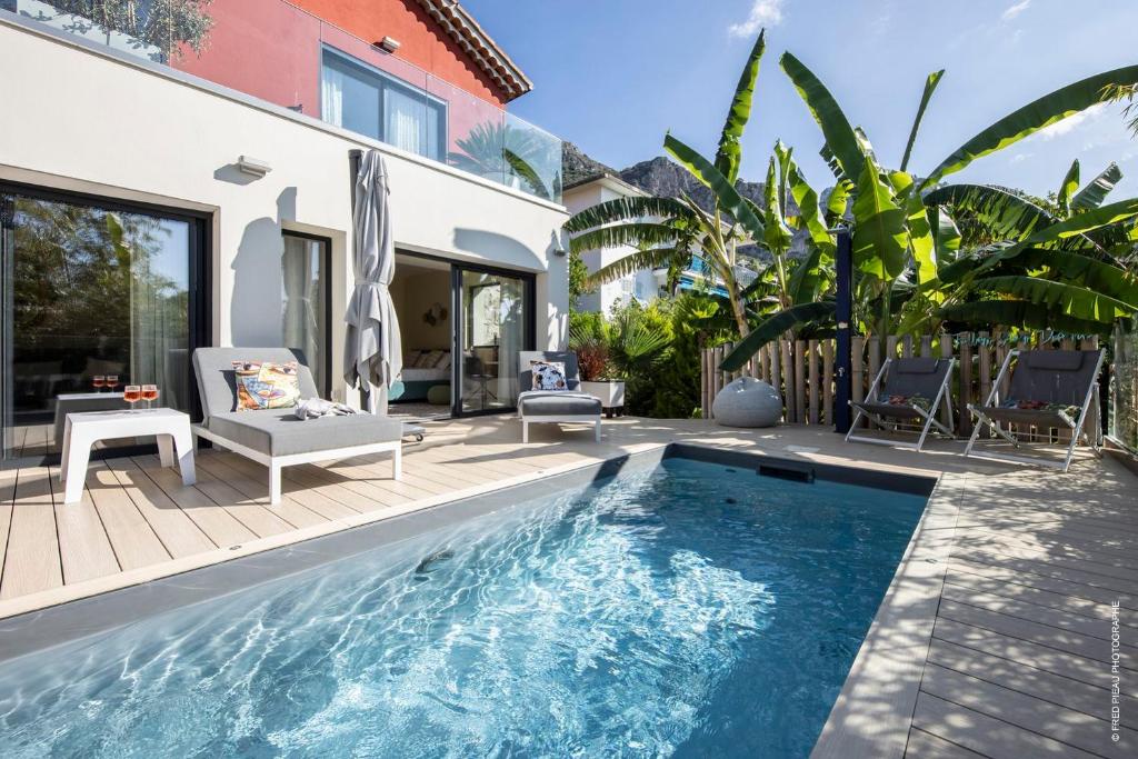 une maison avec une piscine et une terrasse dans l'établissement GROUND FLOOR VILLA GRAZIELLA 200 M FROM THE BEACH, à Èze