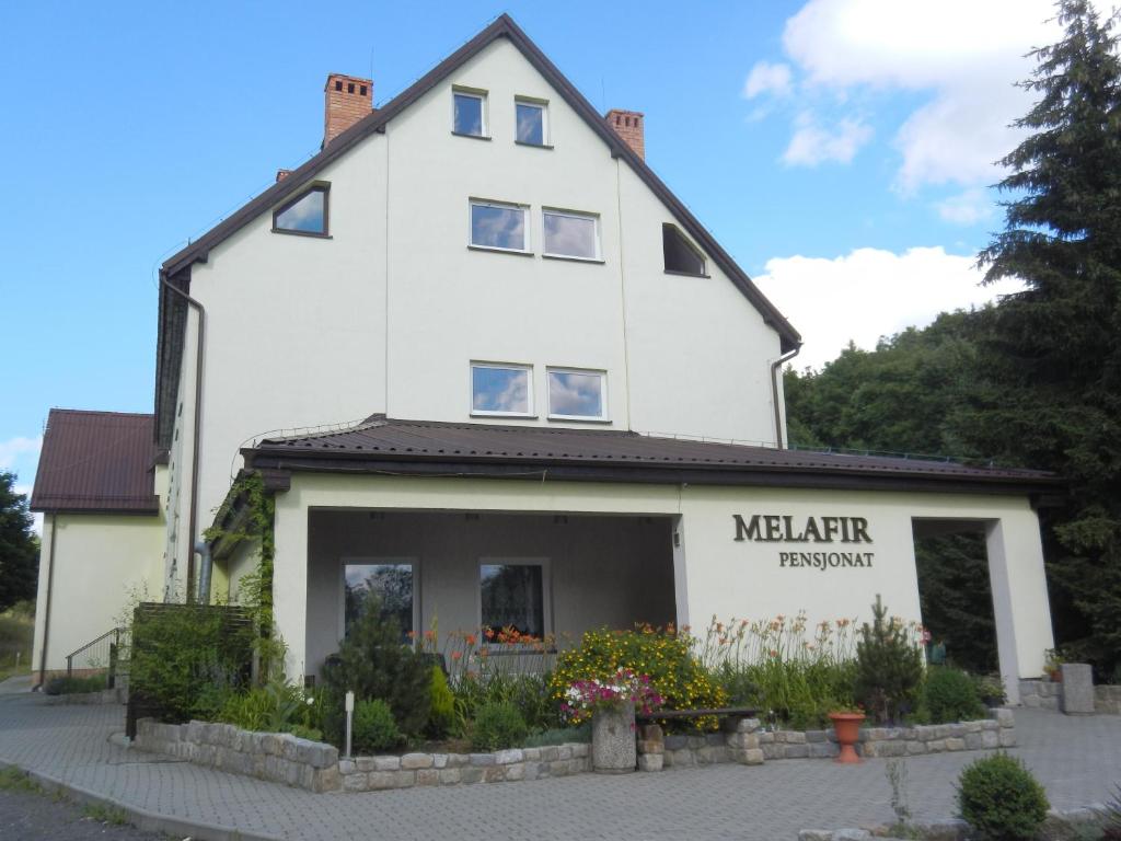 Melafir Pensjonat في لوندك زدرووي: مبنى أبيض كبير به مطعم للميركات