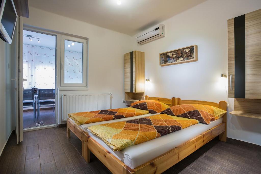 Uma cama ou camas num quarto em neGGa Apartman
