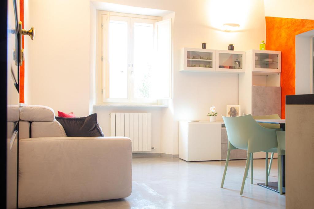 een woonkamer met een bank en een tafel bij Casa Scotto in Pisa
