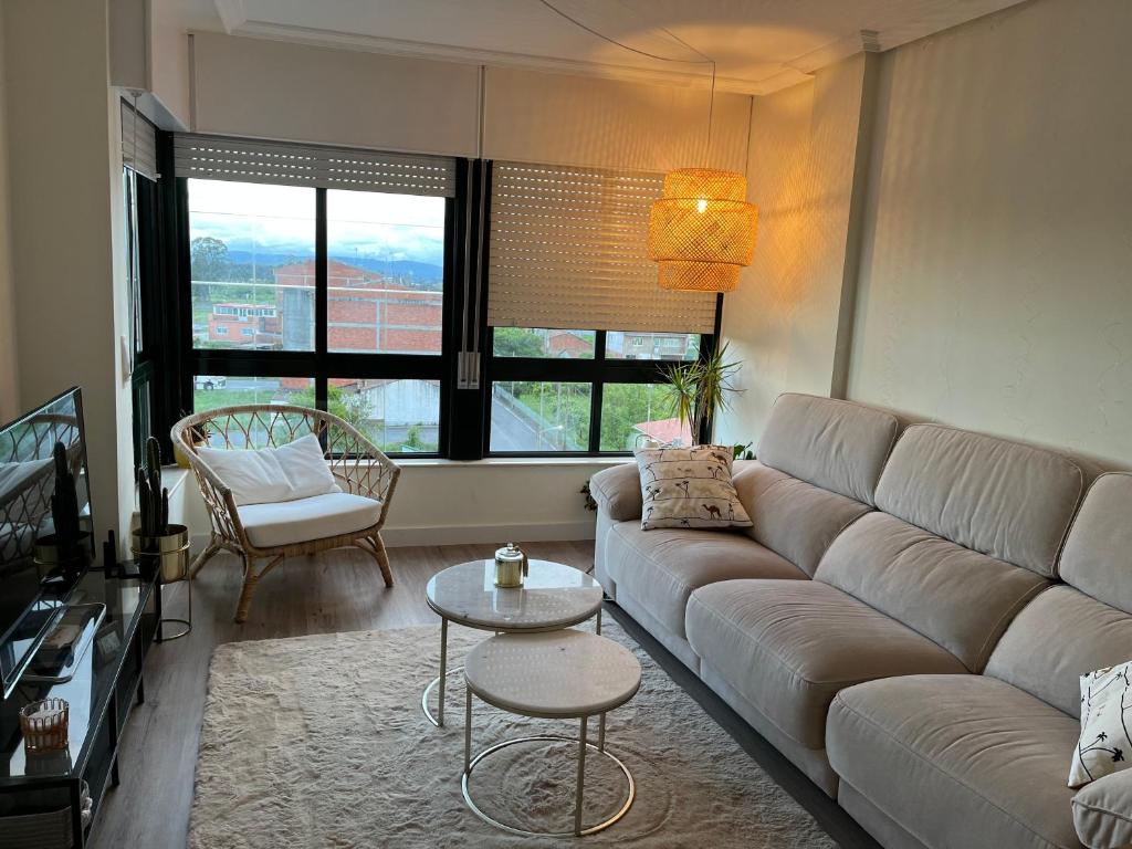 sala de estar con sofá y mesa en Apartamento Plaza Melide, en Melide
