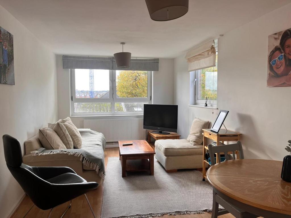 a living room with a couch and a table at Cosy flat in the Heart of Wandsworth in London