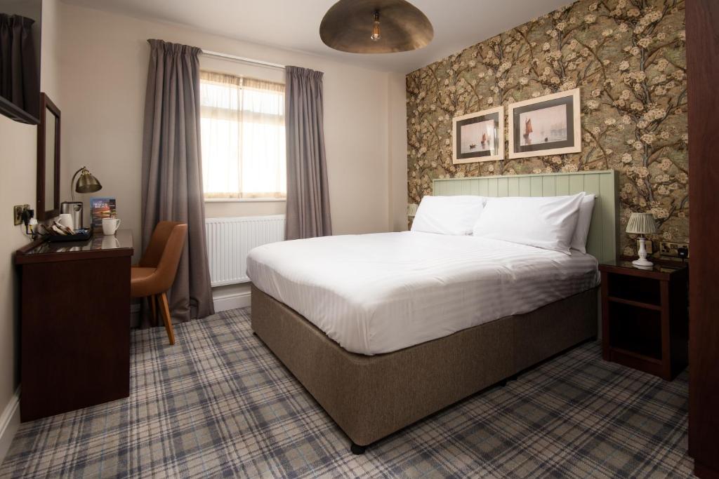 Postel nebo postele na pokoji v ubytování The Tynemouth Castle Inn - The Inn Collection Group
