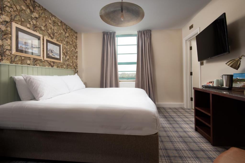 Postel nebo postele na pokoji v ubytování The Tynemouth Castle Inn - The Inn Collection Group