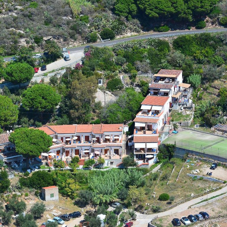 an aerial view of a house with a tennis court at Hotel Baia Imperiale in Campo nell'Elba