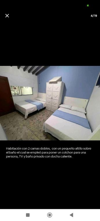 Una foto de un dormitorio con 2 camas en Quédate con Marcel en Cali