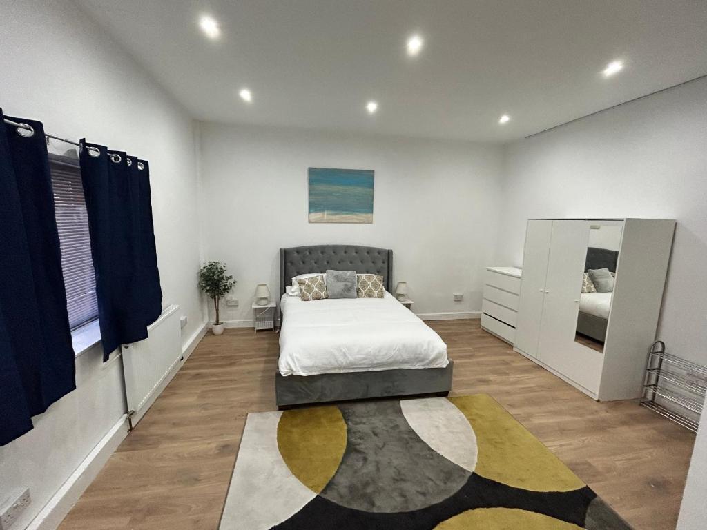 um quarto com uma cama e um espelho em Manchester in Style: 1-Bed Oasis em Manchester