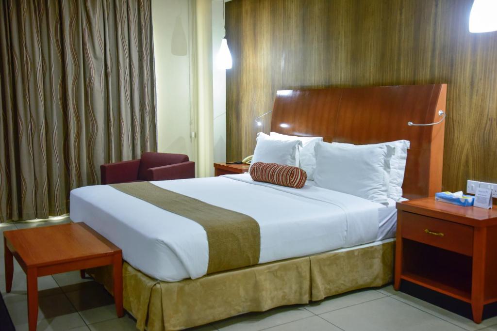 Postel nebo postele na pokoji v ubytování Harbour View Suites