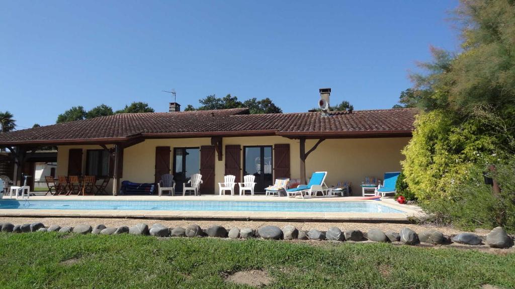 Préchacq的住宿－Maison dailhen，一座带游泳池和房子的别墅