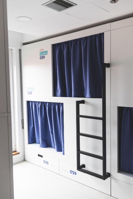 Palanda nebo palandy na pokoji v ubytování Hostel Villa Miguela
