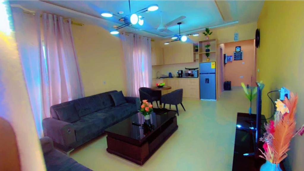 ein Wohnzimmer mit einem Sofa und einem Tisch in der Unterkunft Virgin Island resort in Ada