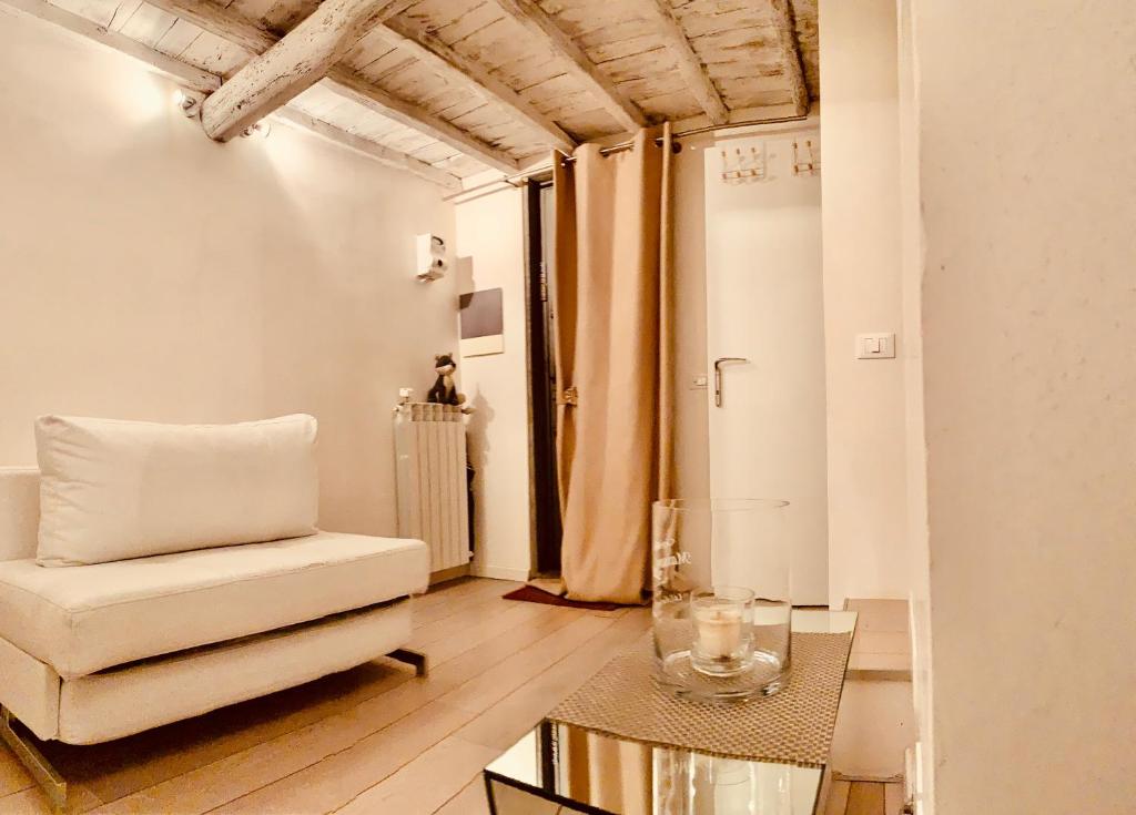sala de estar con silla y mesa de cristal en Oro Blanco, en Florencia