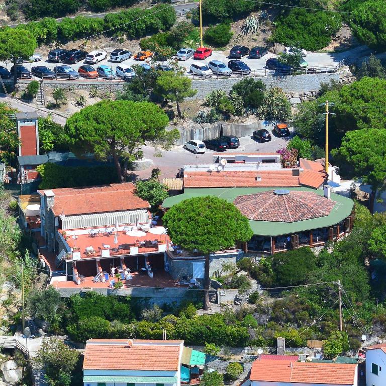 an overhead view of a building with a parking lot at Hotel Baia Imperiale in Campo nell'Elba