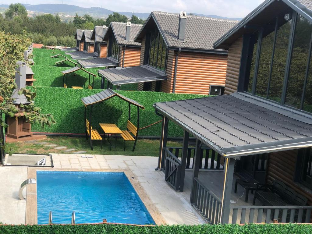 Cette chambre offre une vue sur une maison dotée d'une piscine. dans l'établissement SAPANCA FAMİLY RESORT, à Kartepe