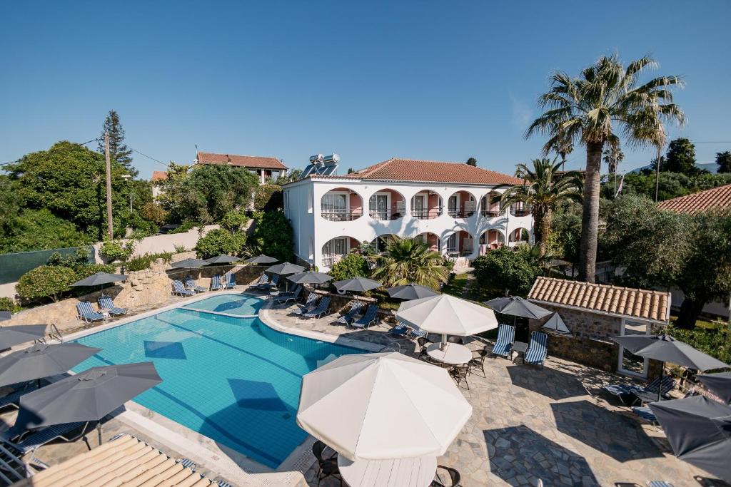 Bazén v ubytování Mathraki Resort nebo v jeho okolí