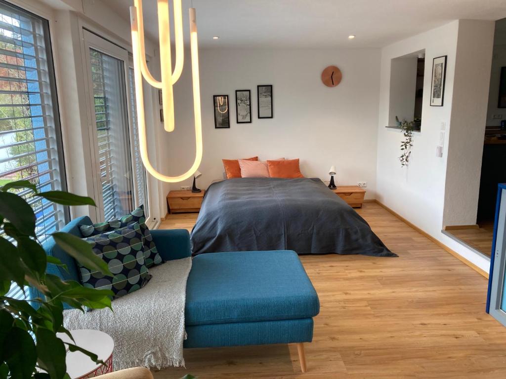 sypialnia z łóżkiem i niebieską kanapą w obiekcie Außergewöhnliches Apartment in bester Lage w mieście Biberach an der Riß