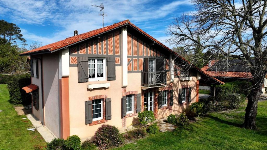 a house on a hill with a green yard at La maison de mon enfance in Léon