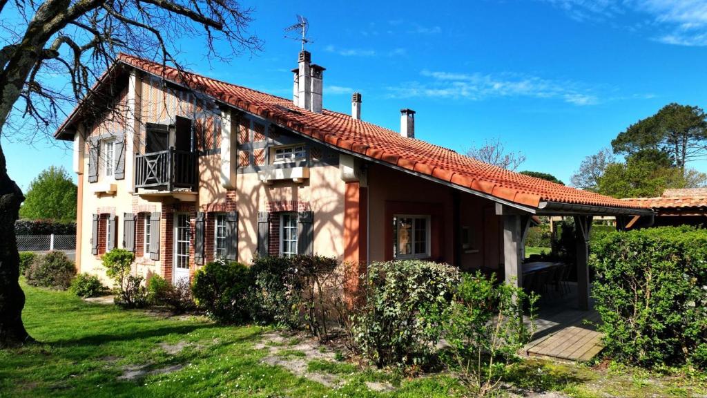 an old house with a red roof at La maison de mon enfance in Léon