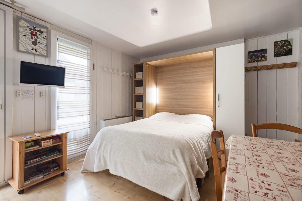 une chambre avec un lit et une télévision à écran plat dans l'établissement Studio - Le Vorasson Ideal for a duo break in Saint-Gervais!, à Saint-Gervais-les-Bains