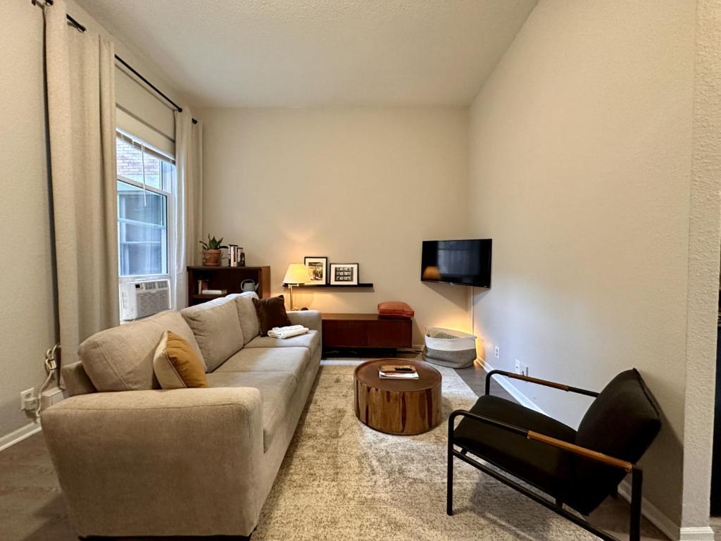 een woonkamer met een bank en een salontafel bij Flexhome Marquette Economy 2BR MP7 - READ INFO in Milwaukee