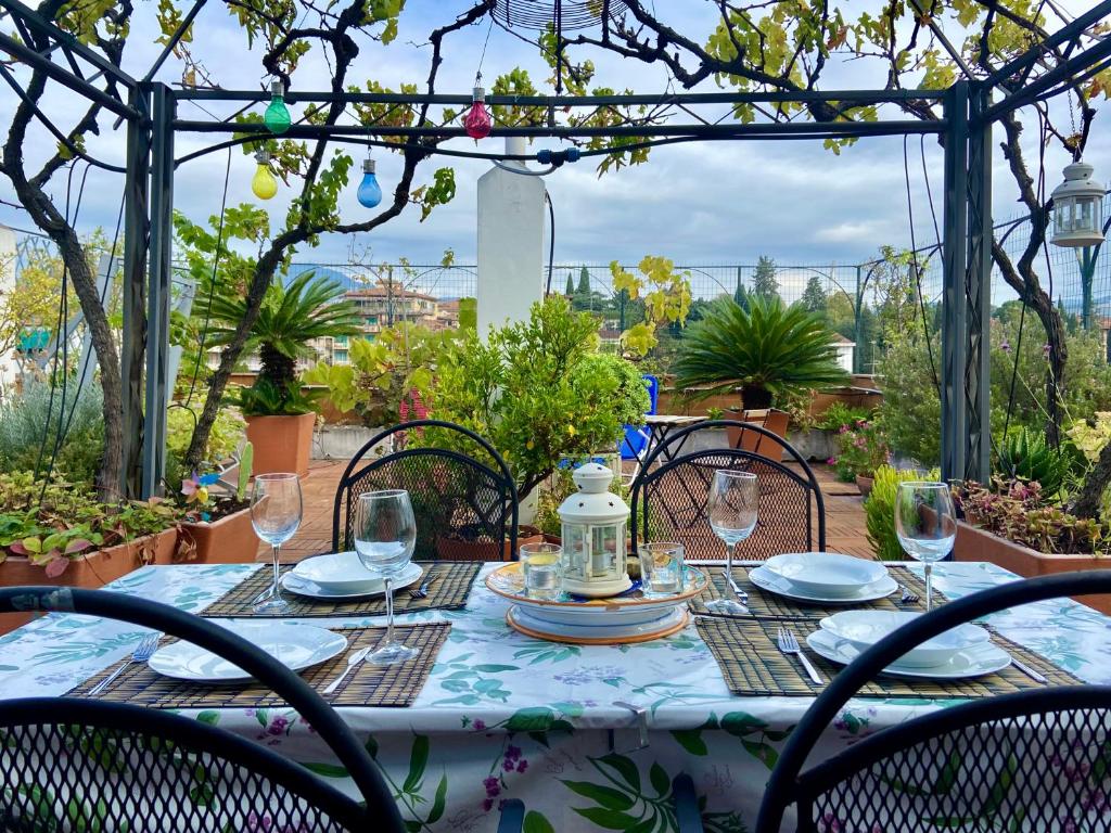 Restoran või mõni muu söögikoht majutusasutuses Il giardino sospeso di Anna
