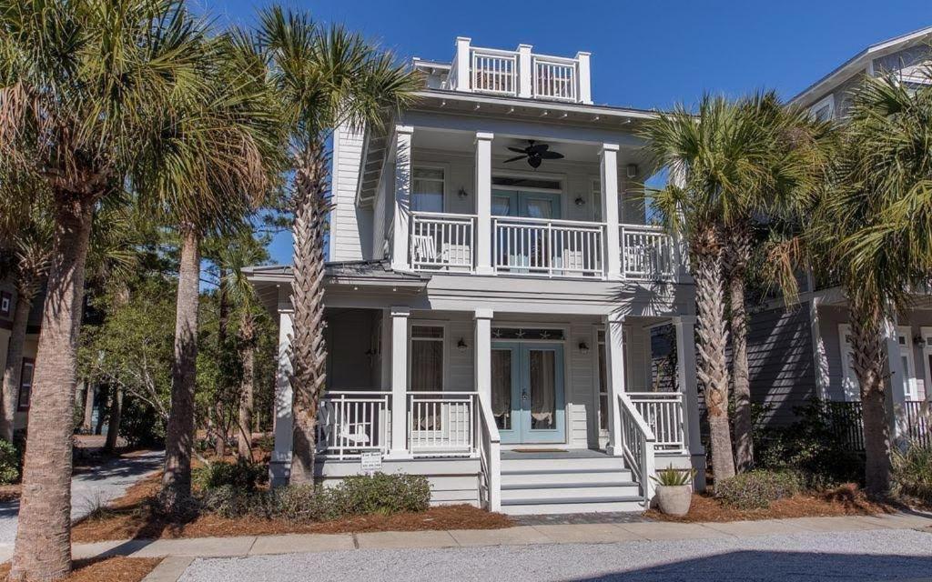 una casa bianca con palme di fronte di SeaQuinn a Inlet Beach