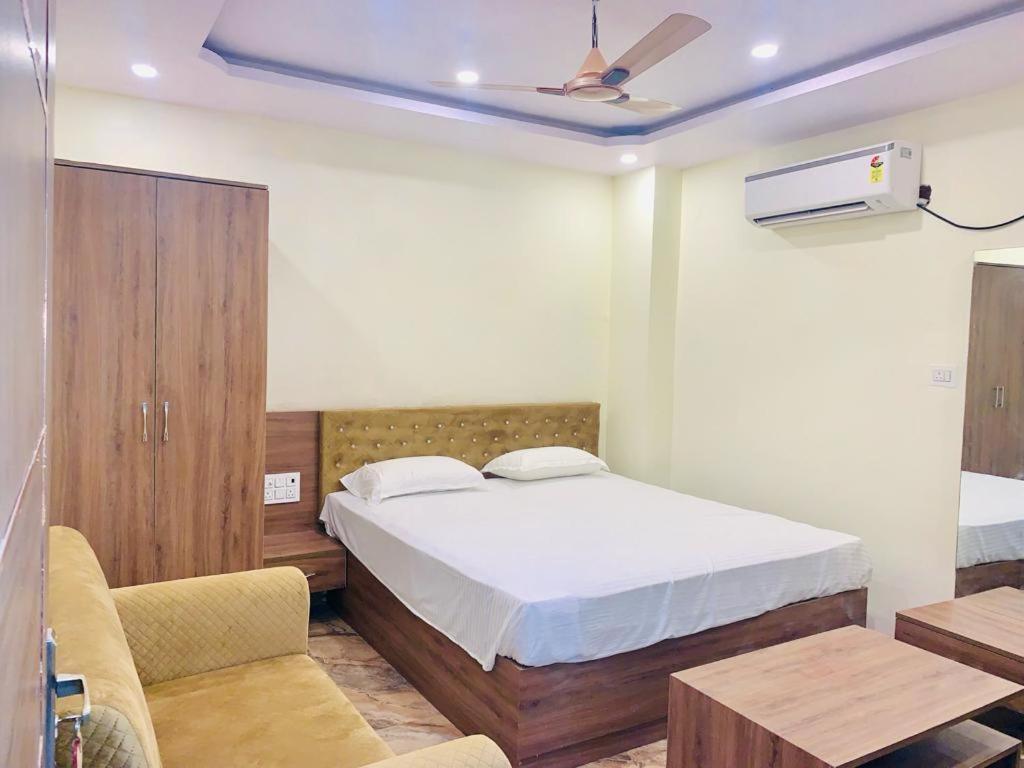 a bedroom with a bed and a ceiling fan at Hotel Royal Palace Gaya in Gaya