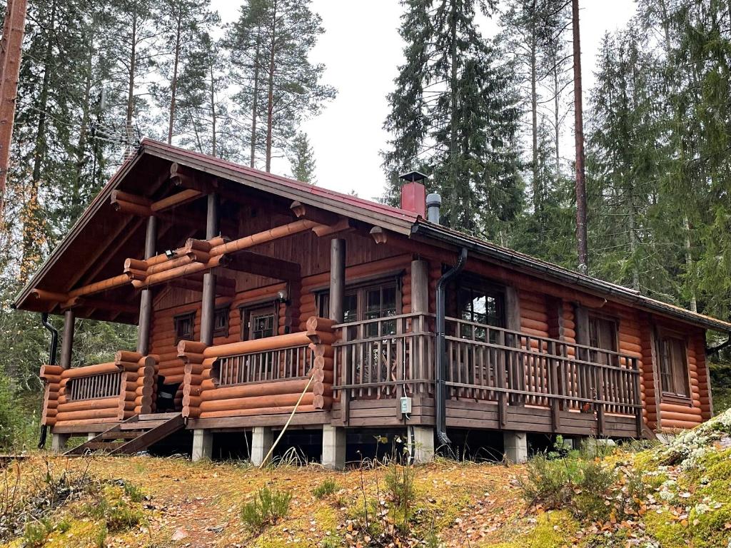 a large log cabin in the woods at Villa Saimaa in Vuoriniemi