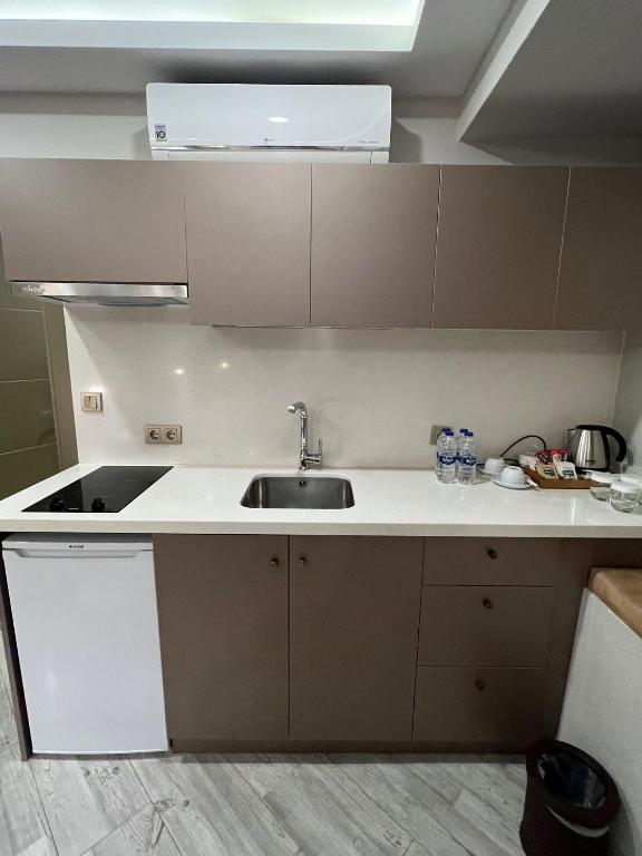 Kuchyň nebo kuchyňský kout v ubytování Ayramin Deluxe Hotel Taksim