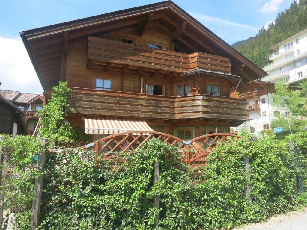 ein großes Holzhaus mit Holzdach in der Unterkunft Ferienwohnung Langwallner in Großarl