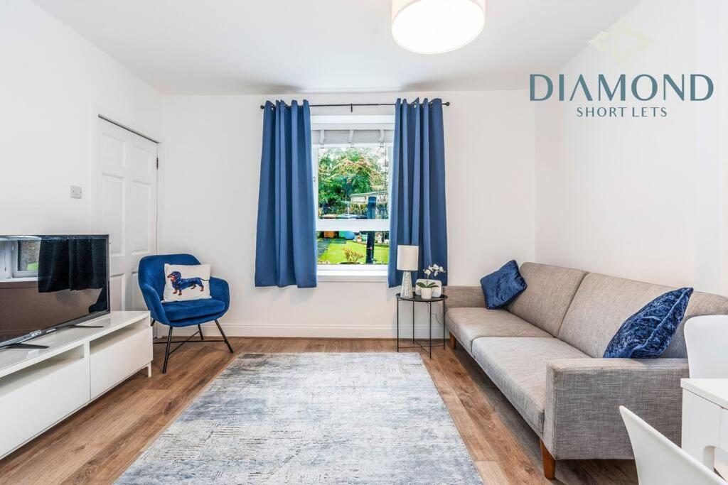 Χώρος καθιστικού στο FOUNDRY - 2 Bedrooms, Fully Equipped, Free Parking, WiFi, FAVOURITE for Contractors, Long Stays Welcome, Food, Bars, Shops by Diamond Short Lets