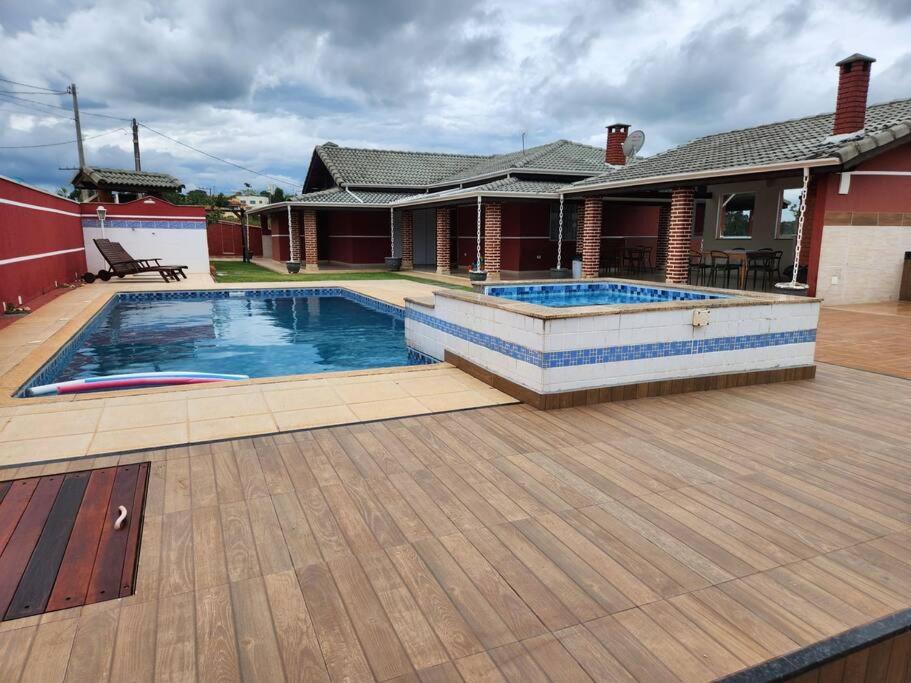 una casa con piscina en un patio en Chácara Vale do Sol, en Pinhalzinho