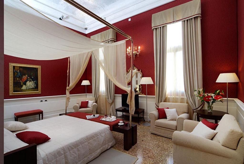 Postel nebo postele na pokoji v ubytování Ruzzini Palace Hotel