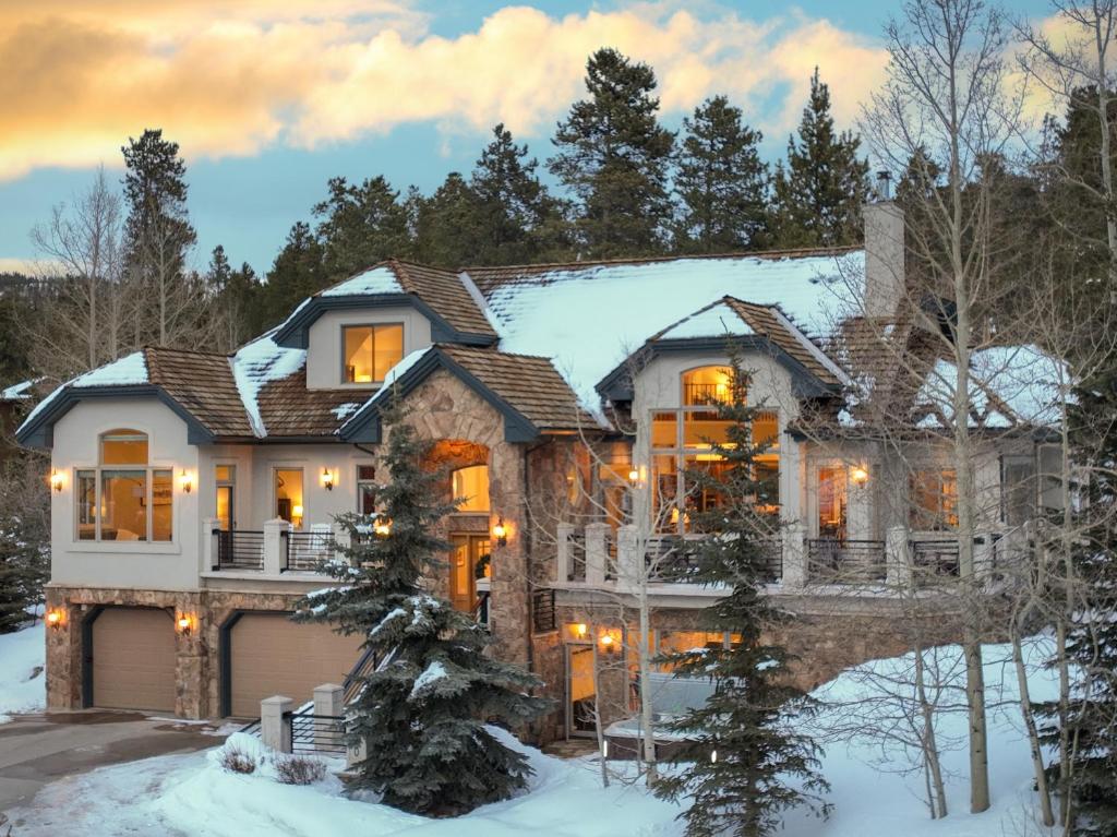 Το Trail walk to town, Panoramic views of Breck Resort, Hot tub, Elegant Finishes!! τον χειμώνα