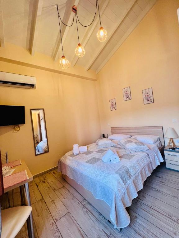 Postel nebo postele na pokoji v ubytování Kleanthi and Kostas Studios