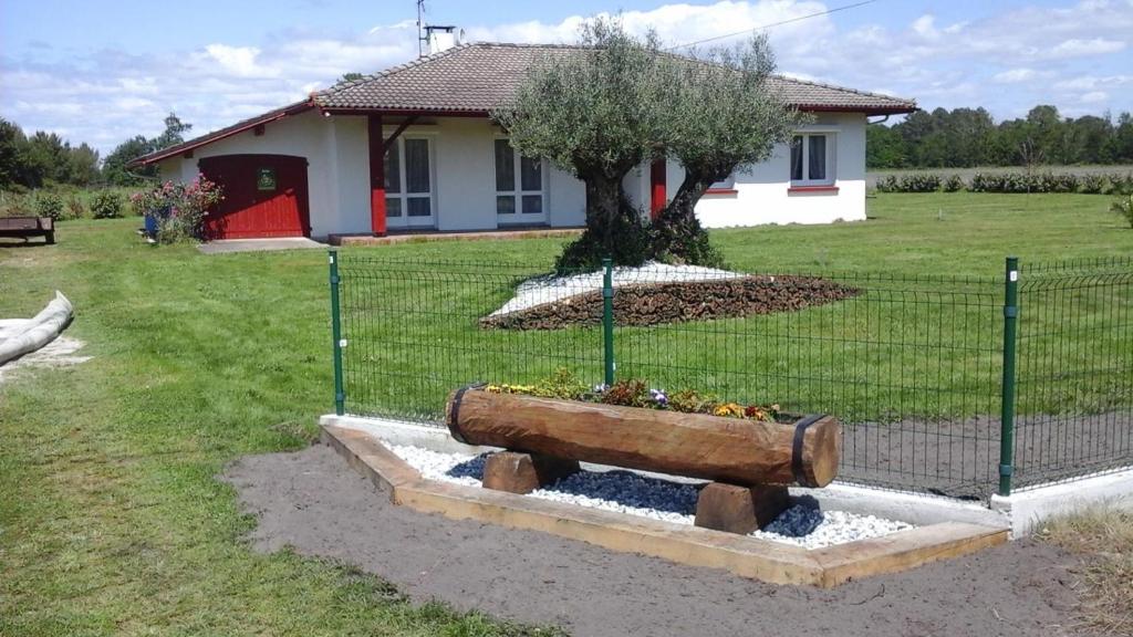ein Garten vor einem Haus mit einem Baum in der Unterkunft Jouanon in Bias