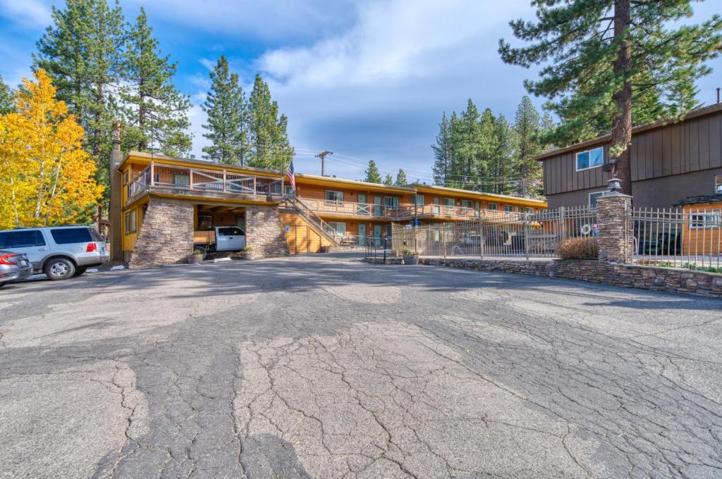 een lege parkeerplaats voor een gebouw bij Moose and Maple Lodge in South Lake Tahoe