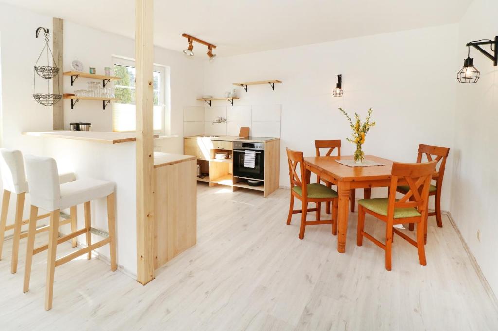 a kitchen and dining room with a table and chairs at Ferienwohnung Naturparadies Gnitz in Lütow