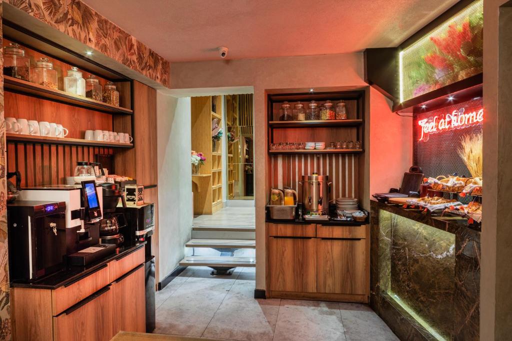 Kuchyň nebo kuchyňský kout v ubytování Ayramin Deluxe Hotel Taksim