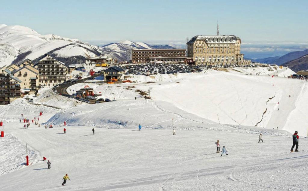 un groupe de personnes skier sur une montagne enneigée dans l'établissement plein sud, à Saint-Aventin
