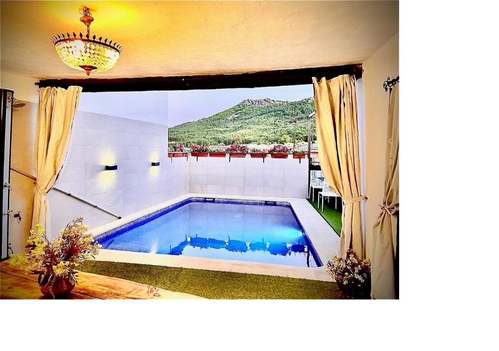 Bazén v ubytování Casa Rural del Puerto de San Vicente nebo v jeho okolí