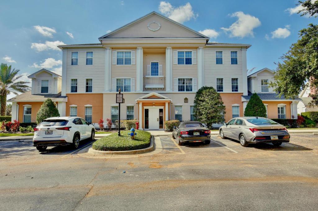a large building with cars parked in a parking lot at New In The Market 3bd Apartment With Wide View! in Kissimmee