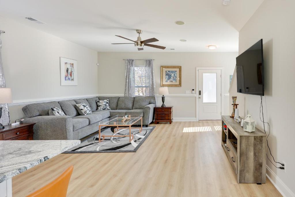 uma sala de estar com um sofá e uma televisão de ecrã plano em Pet-Friendly Wilmington Home - 2 Mi to Riverwalk em Wilmington