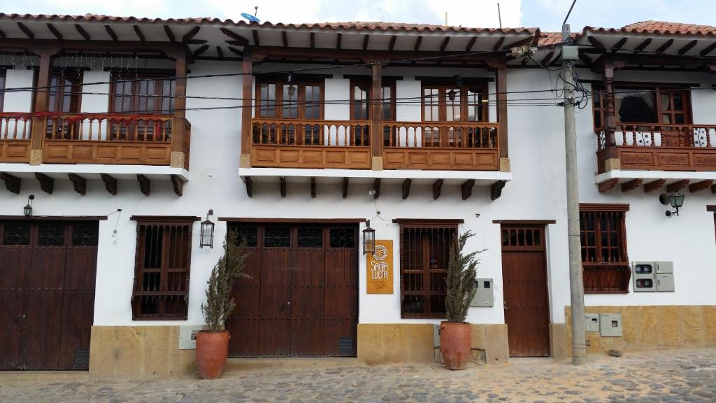 Casa con puertas y balcones de madera en Casa Cantabria Hotel, en Villa de Leyva